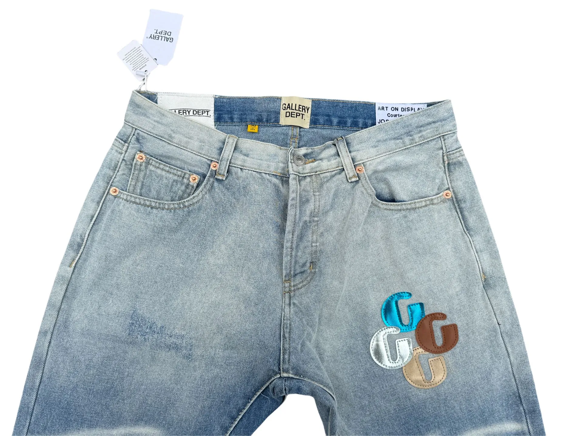 P240💰G66 GALLERY DEPT. Denim spliced ​​with all-over printed leather ripped bell-bottoms, washed and distressed jeans. GALLERY is attracted by these bell-bottoms. Whether it is a reset of Carhartt or Levis, it has created a strong brand style. Since these pants are modified from rare vintage, the production capacity is limited. Therefore, after many icons wore them, these pants were once hard to find. Later, perhaps due to the improvement of GD's business in the past two years and the expansion of production lines, the brand itself lowered the price, so I can't wait any longer for these pants this year and will definitely buy them. During the process of the denim washing plant, the owner of the washing plant helped introduce a boss who had worked for Levi's foundry and started his own business. This also paved the way for the following styles. Therefore, Levi's remodeled single product for the base plate is really familiar. Whether it is the fabrics supplied or the lathes used in production, there is nothing to choose from. -Color: blue -Size: S-XXL (corresponding to 28-36)